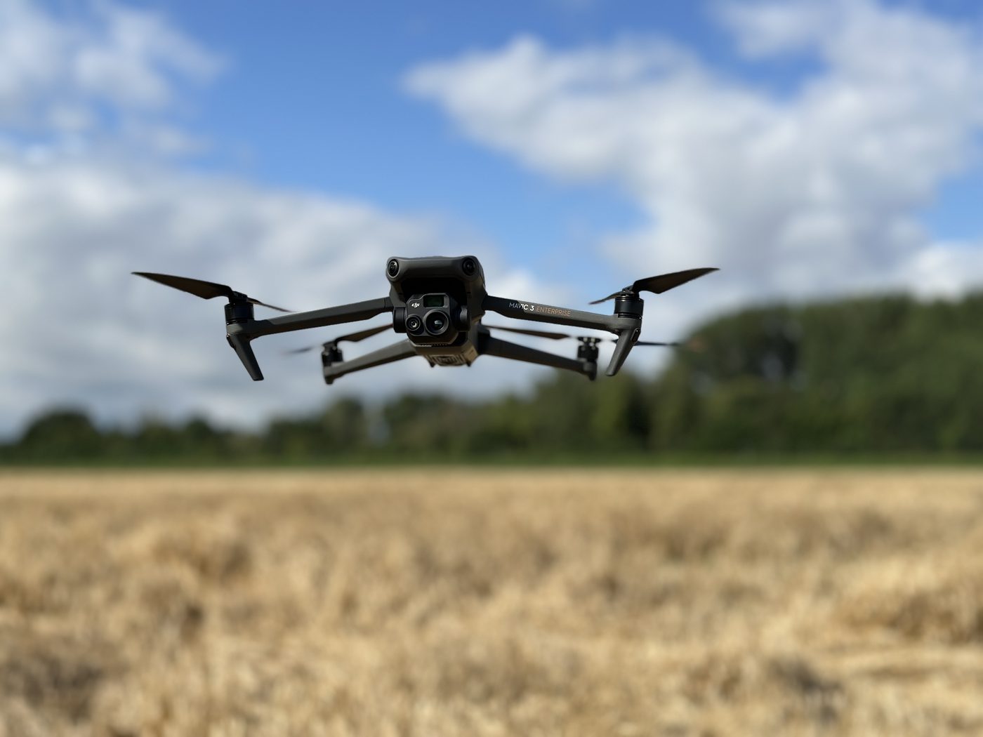 DJI Mavic 3 Enterprise mit Wärmebildkamera im Flug über einer Wiese